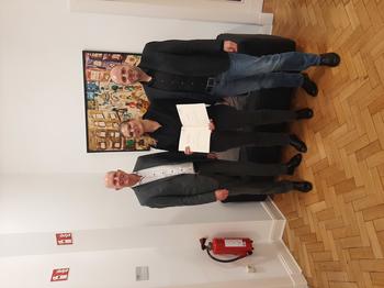 Prof. Dr. Andreas Eggert und Prof. Dr. Sascha Raithel gratulieren Gerke Schlickmann zu ihrer ausgezeichneten Leistung