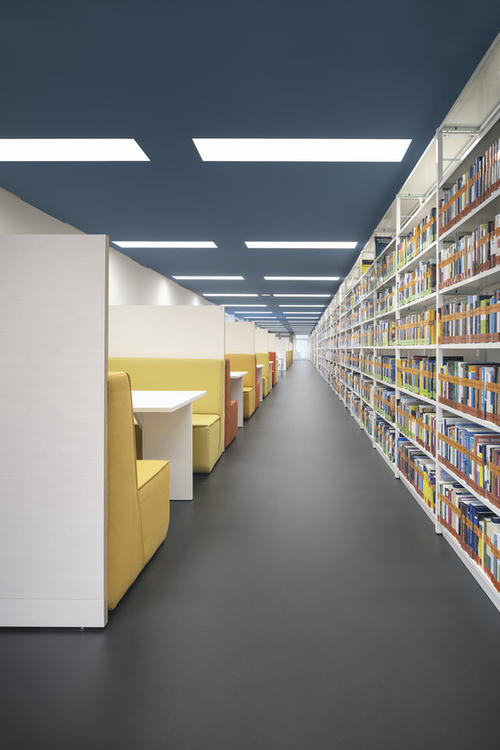 Korridor: ausleihbarer Buchbestand und 10 Kabinette