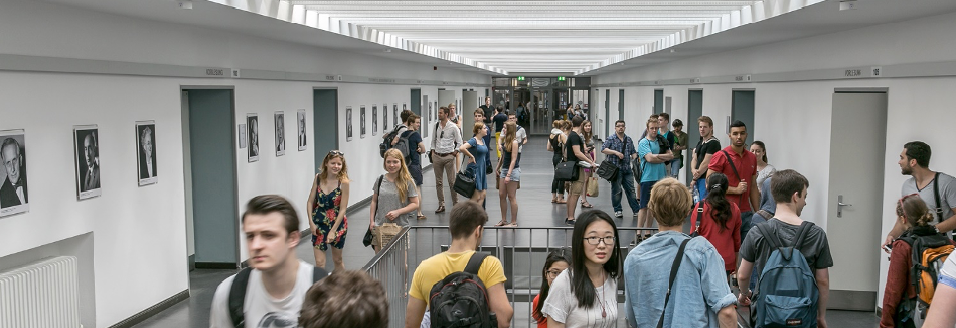 Studierende auf Gang