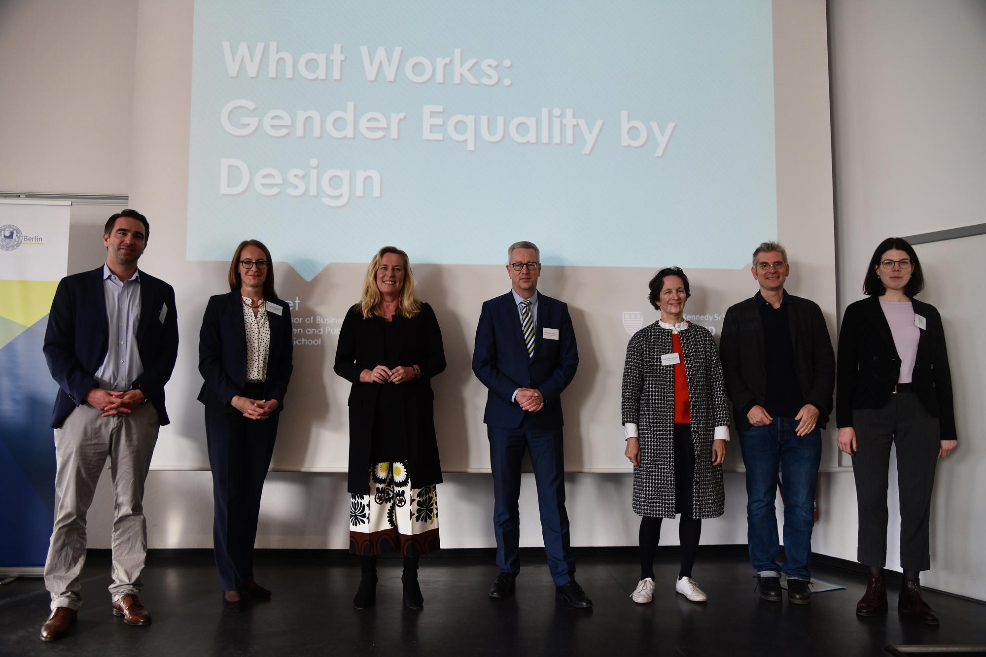 Von links nach rechts: Prof. Max Steinhardt (JFKI/FU Berlin), Prof. Natalia Danzer (FU Berlin), Prof. Iris Bohnet (Harvard University), Prof. Günter M. Ziegler (Präsident FU Berlin), Prof. Dorothea Kübler (WZB/TU Berlin), Prof. Peter Haan (DIW/FUB)