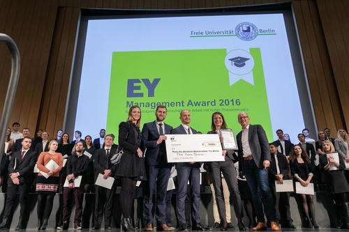 EY Management Award 2016 an Anna Bremer für die Abschlussarbeit zur Frage, ob Frauen in Führungspositionen zu weniger unternehmerischem Fehlverhalten führen