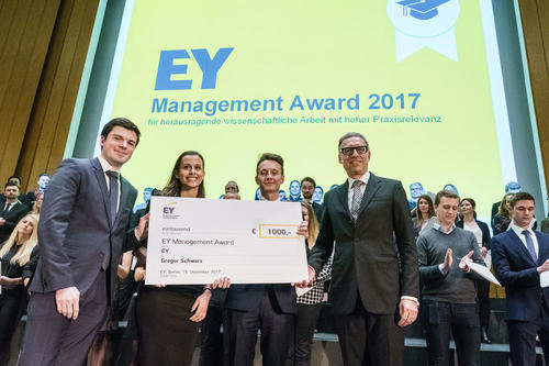 EY Management Award 2017 an Gregor Schwarz für die Abschlussarbeit zur Frage, wann sich prominente und erfolgreiche Unternehmen illegal verhalten.
