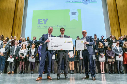 EY Management Award 2018 an Stela Dancheva (entgegen genommen von Philipp Küst) für die Abschlussarbeit zur Frage, wie die Zukunft der Arbeit im Kontext „Arbeit 4.0“ von verschiedenen kollektiven Akteuren und den Medien dargestellt wird.